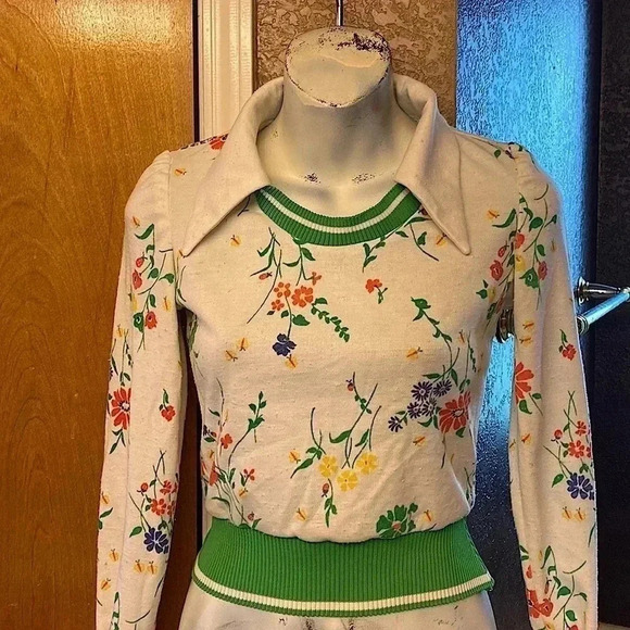 Floral Long-Sleeved Crop Top - Picture 1 of 9